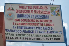 La plaque apposée sur le site nomme les partenaires du projet : l'ONG Boulevard du Bonheur et l'arrondissement de Sèhouè, en partenariat avec Amici di Francesco France, avec l'appui du Département de la Seine-Saint-Denis et de la Ville de Montreuil.