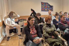 Le public suit la conférence, salle Marcel Cachin à Montreuil.