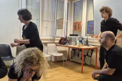 La troupe des Pépins frappés pendant le cabaret d'improvisation.
