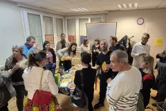 Le cocktail, qui réunit le public et les intervenants autour d'une table couverte de pagne.