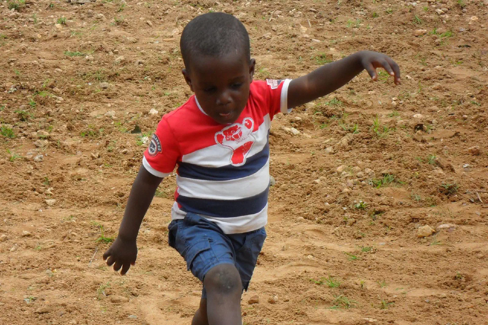 Un enfant court dans la cour d'un des centres soutenus par l'association