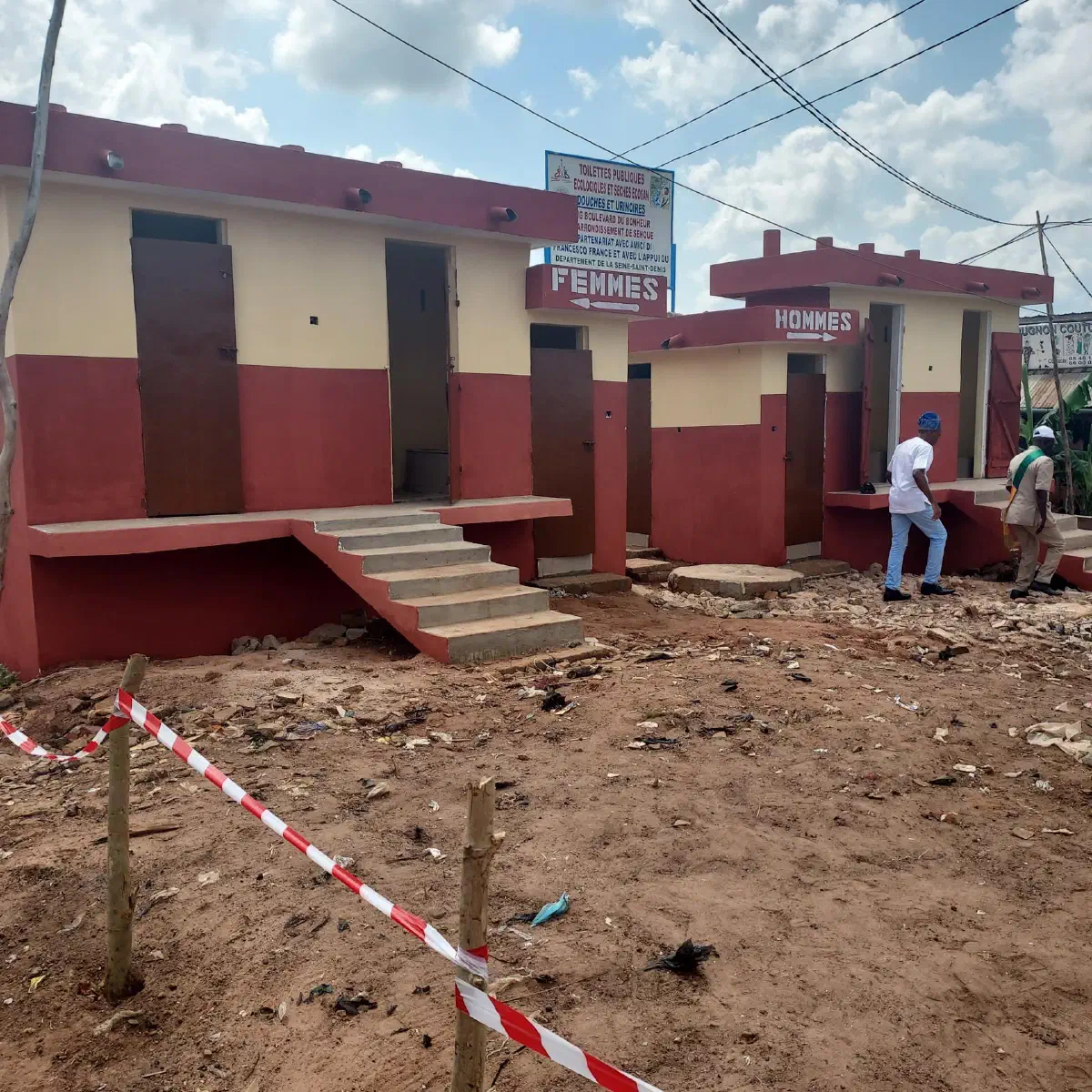 Il blocco di servizi igienici pubblici ECOSAN completato, alla stazione degli autobus di Sèhouè